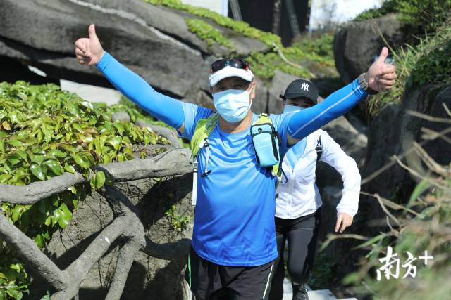 4月28日“深圳十峰”全民健身登山活動啟動儀式在鵬城第一峰梧桐山舉行。經過近一個月的宣傳預熱，“深圳十峰”終於拉開序幕，正式亮相。