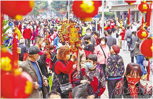 廣州市民遊客逛北京路步行街.jpg
